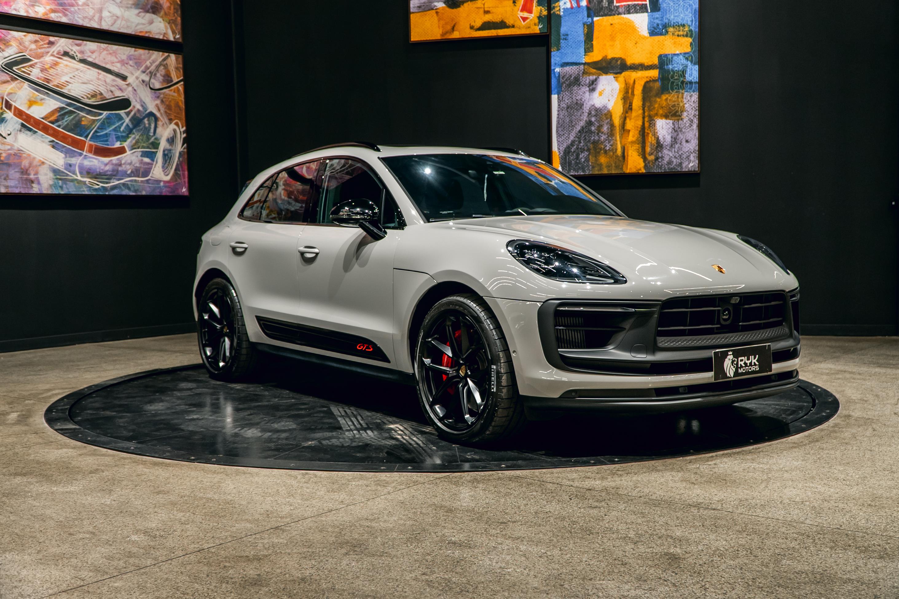 PORSCHE MACAN