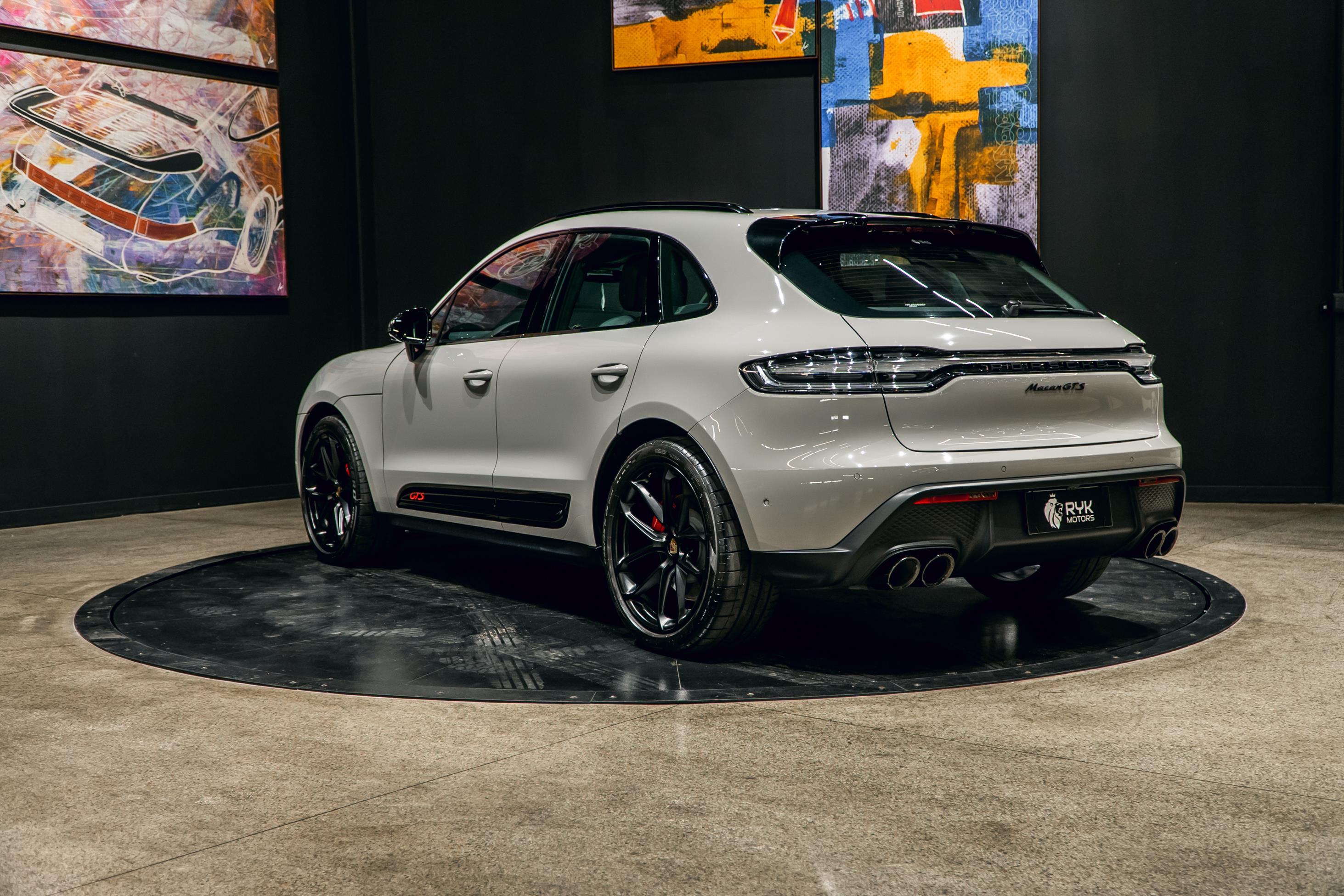 PORSCHE MACAN